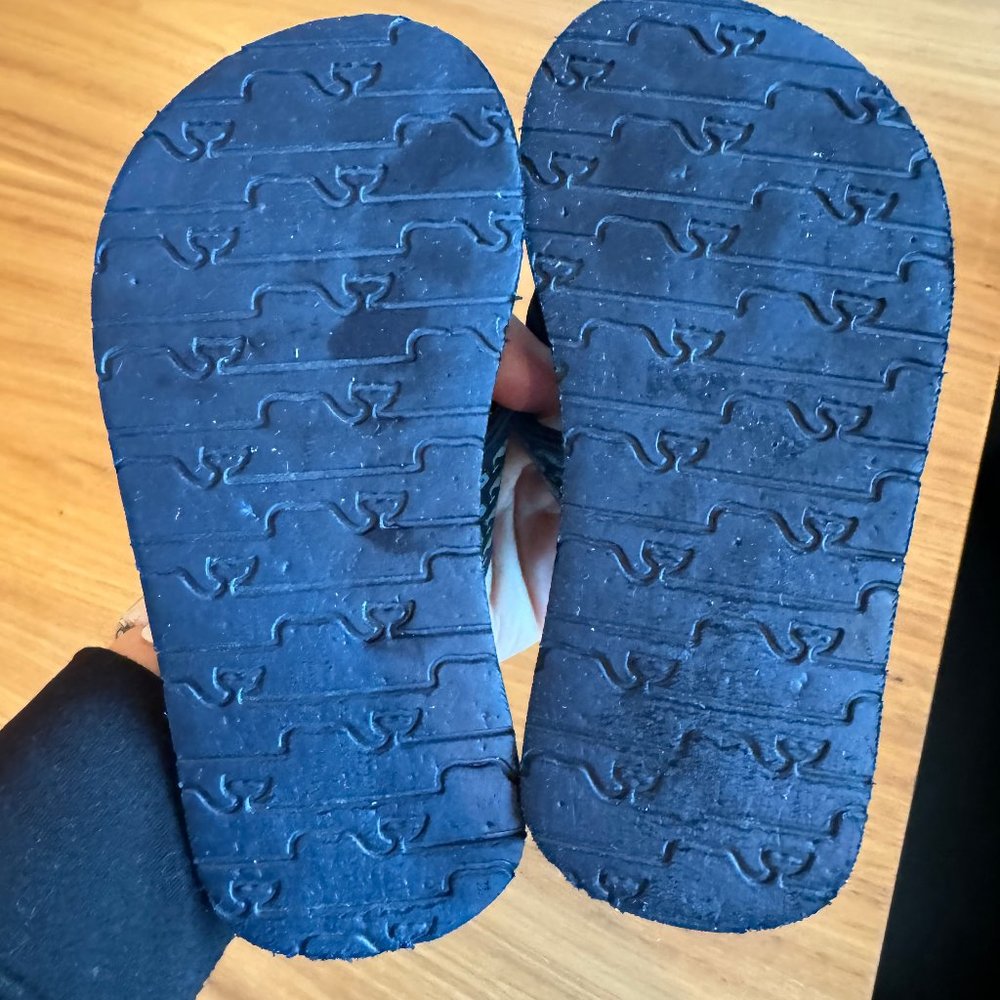 vineyard vines Boy's Classic Whale Flip Flop- - Size 12 Kids - Picture 4 of 6